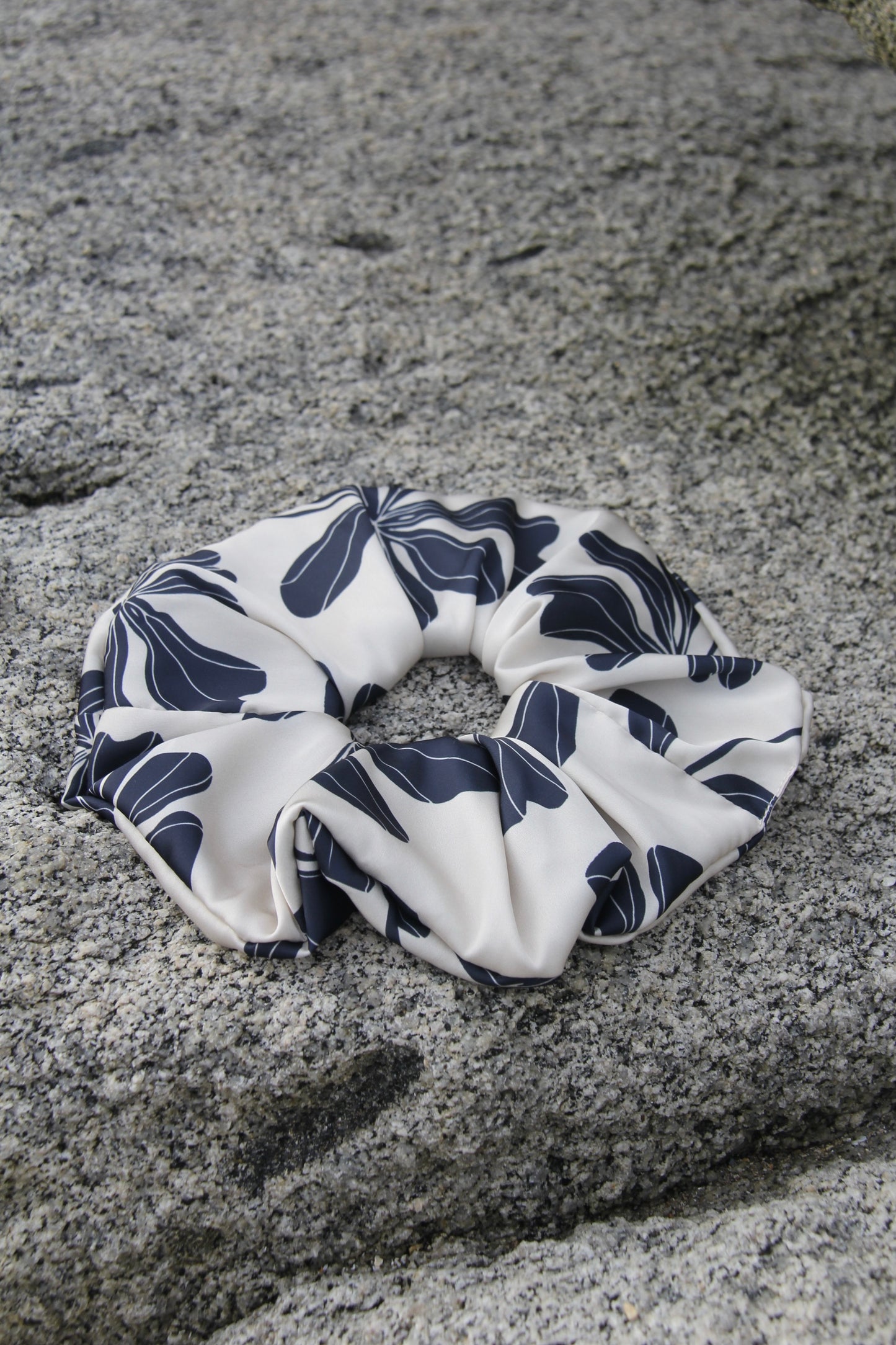 Scrunchie Black Flowers - Macodesign