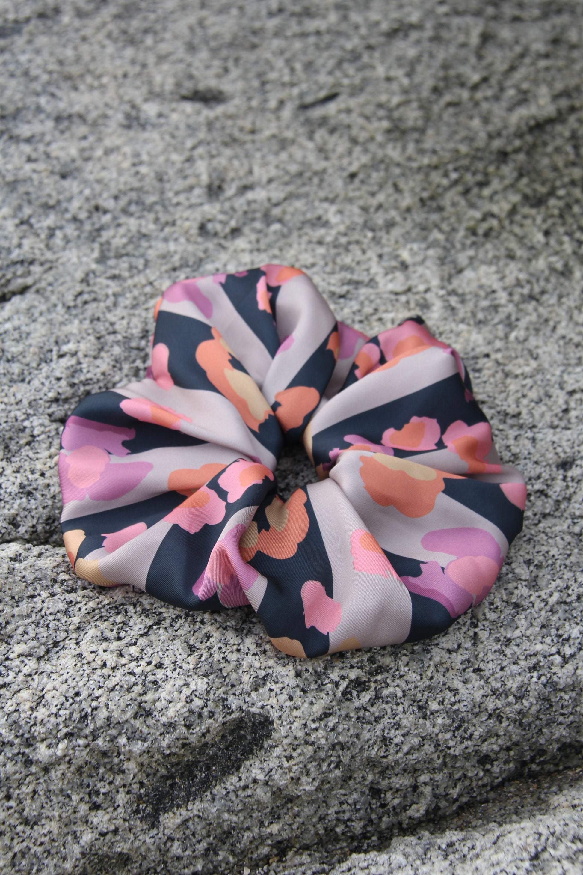 Scrunchie Black Stripes and flowers - Macodesign