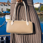 Cartera Baguette Toffee, detalle de la prenda
