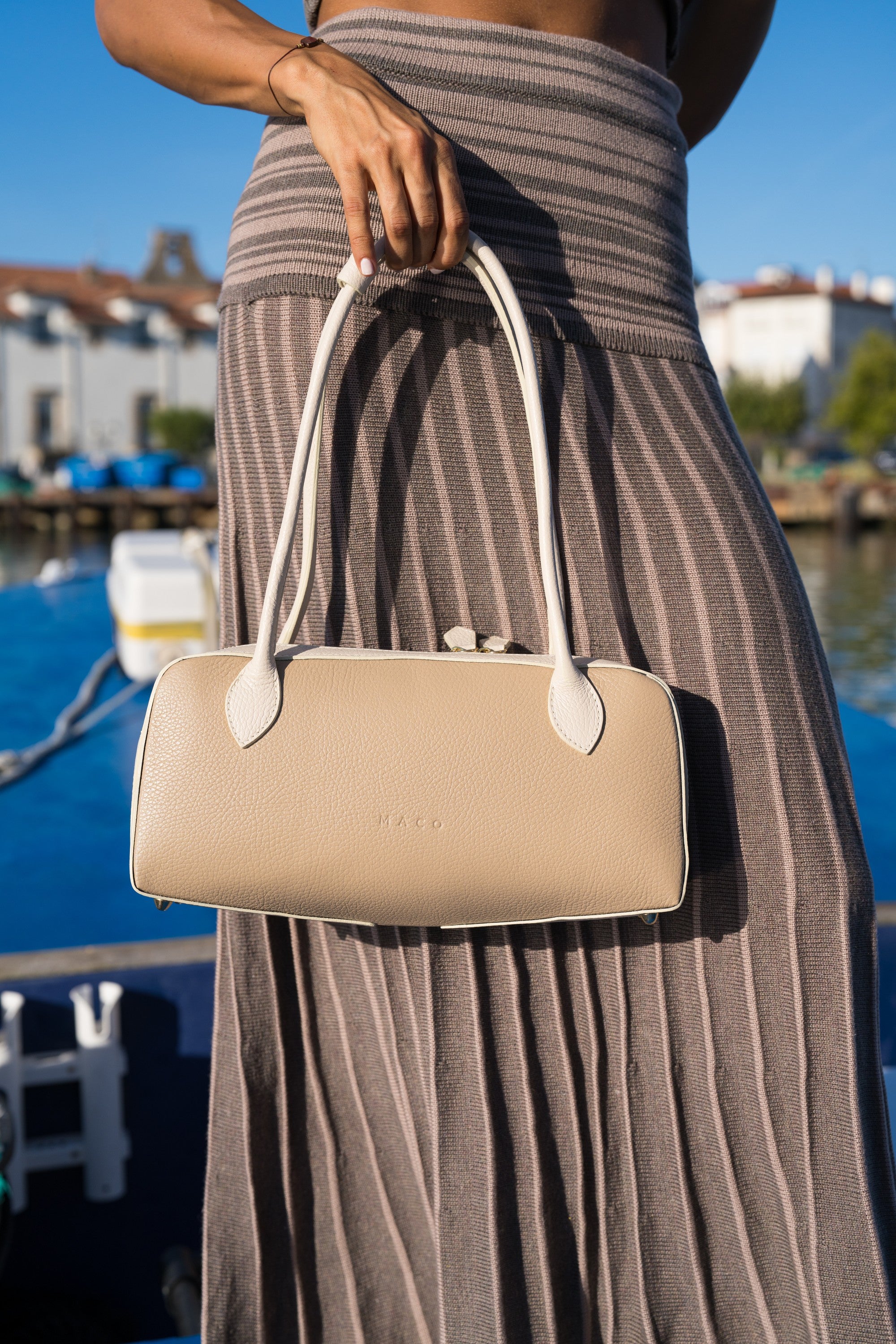 Cartera Baguette Toffee, detalle de la prenda
