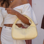 Cartera de cuero Cala Butter en amarillo pastel, detalle de la prenda