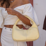 Cartera de cuero Cala Butter en amarillo pastel, detalle de la prenda