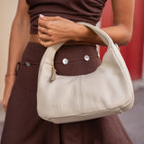 Cartera de cuero Cala Cream en beige crema, detalle frontal