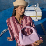 Cartera de cuero Cala Pink en rosado, vista editorial sentada