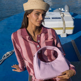 Cartera de cuero Cala Pink en rosado, vista editorial sentada