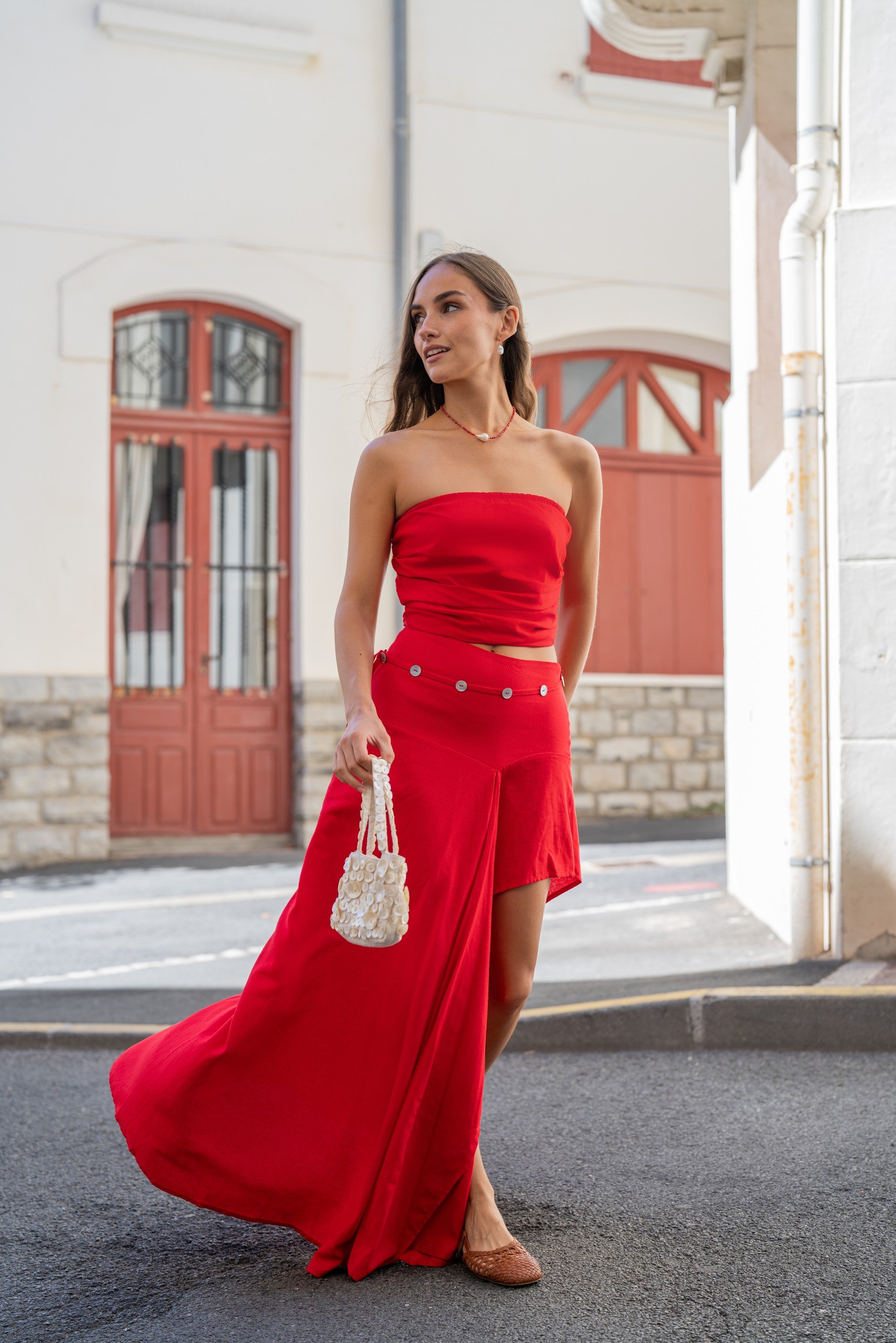 Falda larga Amaia roja, vista en movimiento