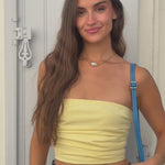 Top Amaia Amarillo en movimiento, video sin audio