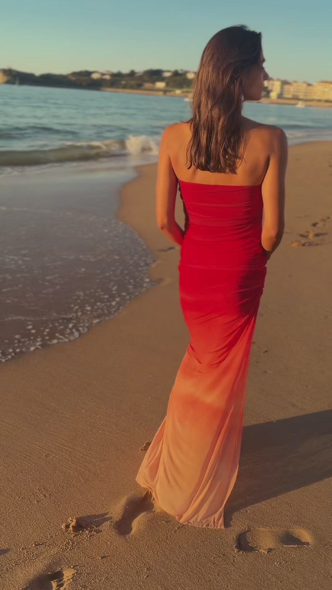 Vestido Sunset Rojo en movimiento, video sin audio