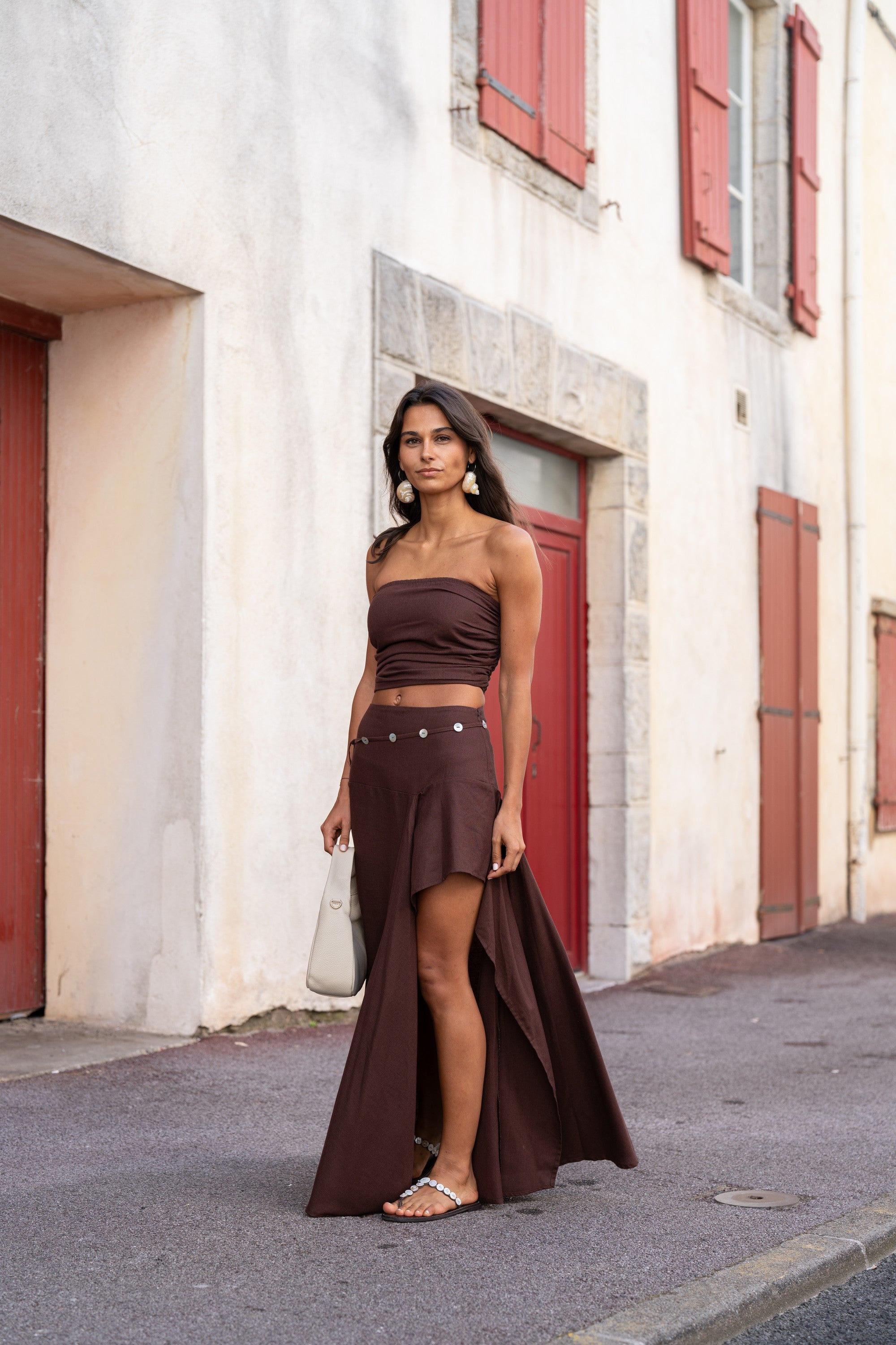 Top Amaia color moro sin tirantes, look completo