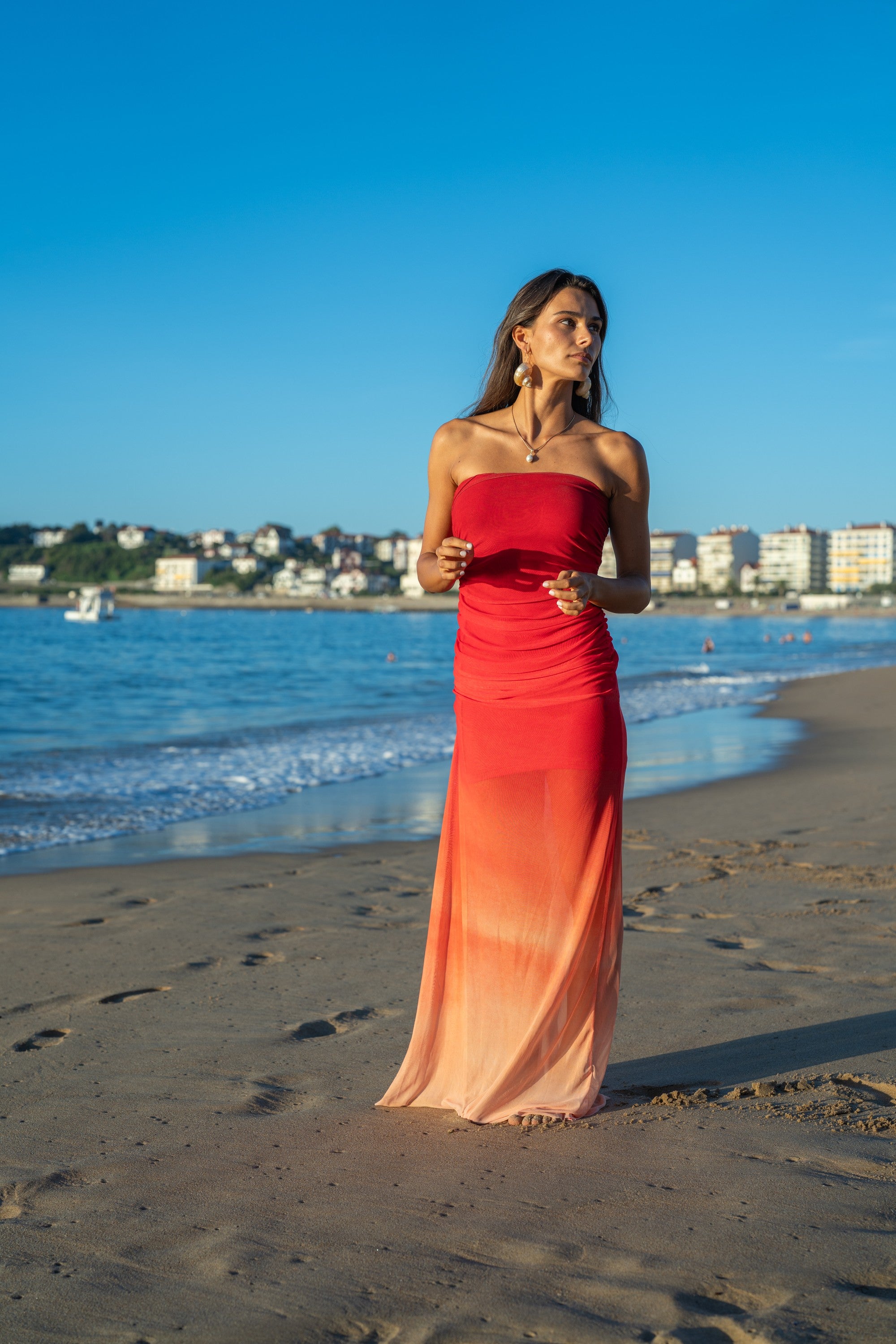 Vestido largo degradé Sunset rojo, look completo